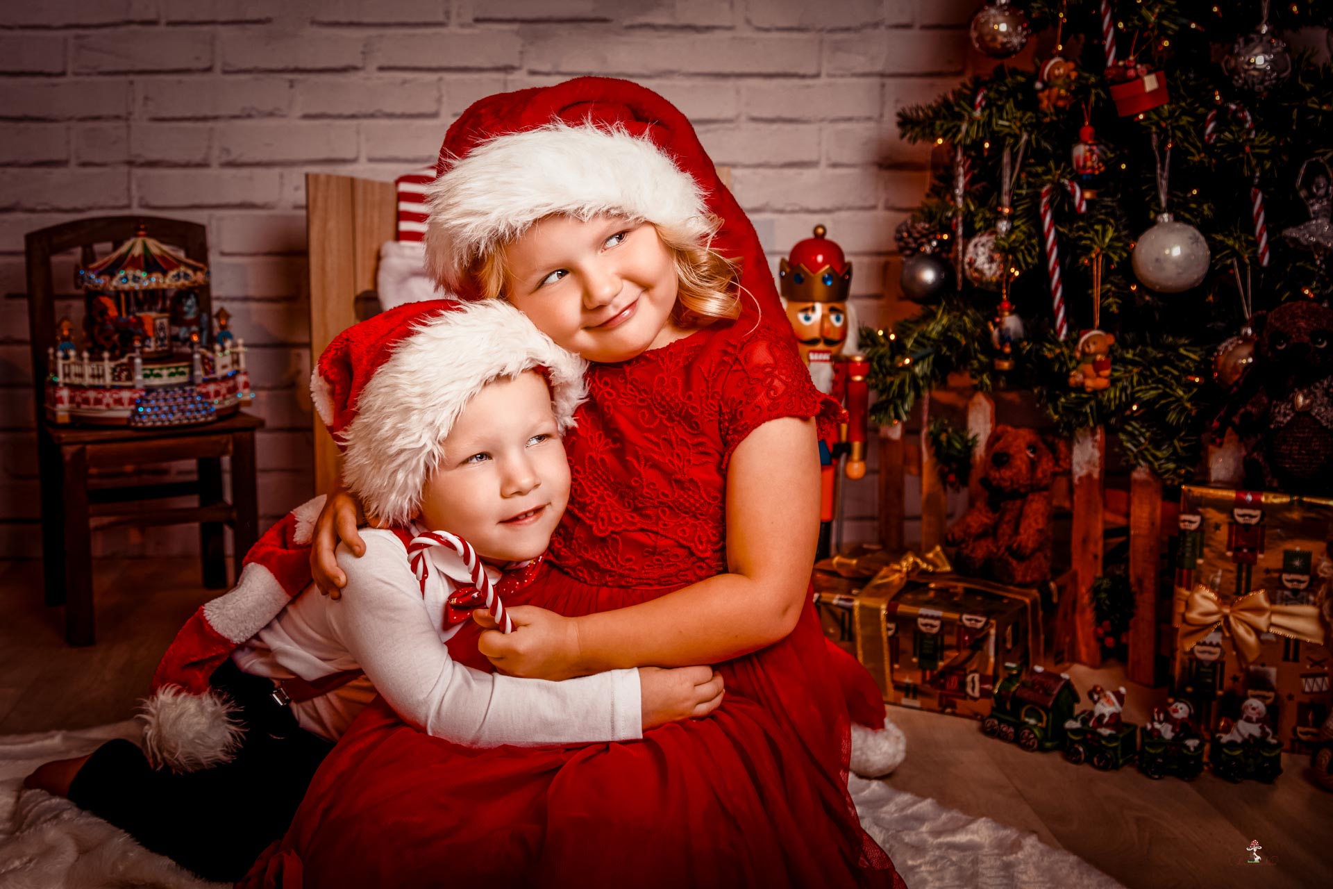 Frère et soeur dans un décor de Noël