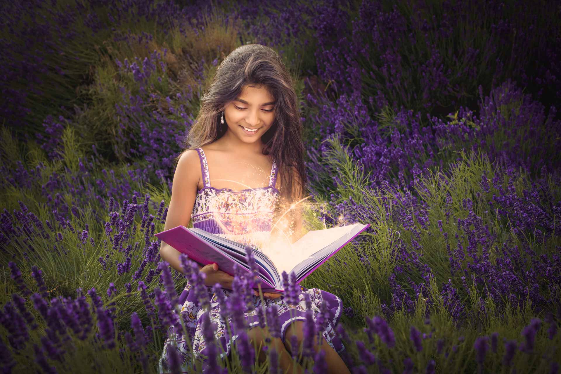 C'est une fillette qui lit un livre dans les fleurs.