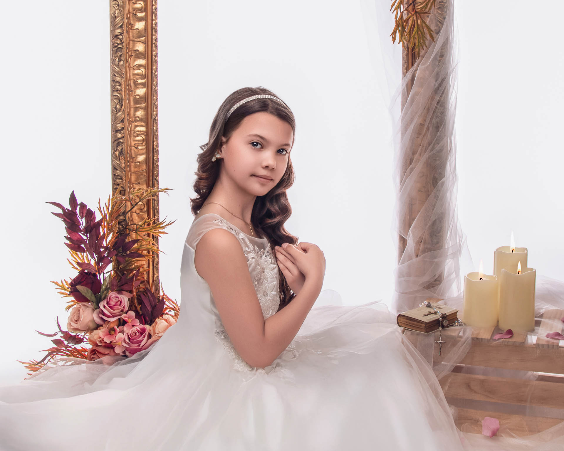 Une jeune fille en robe de communion.