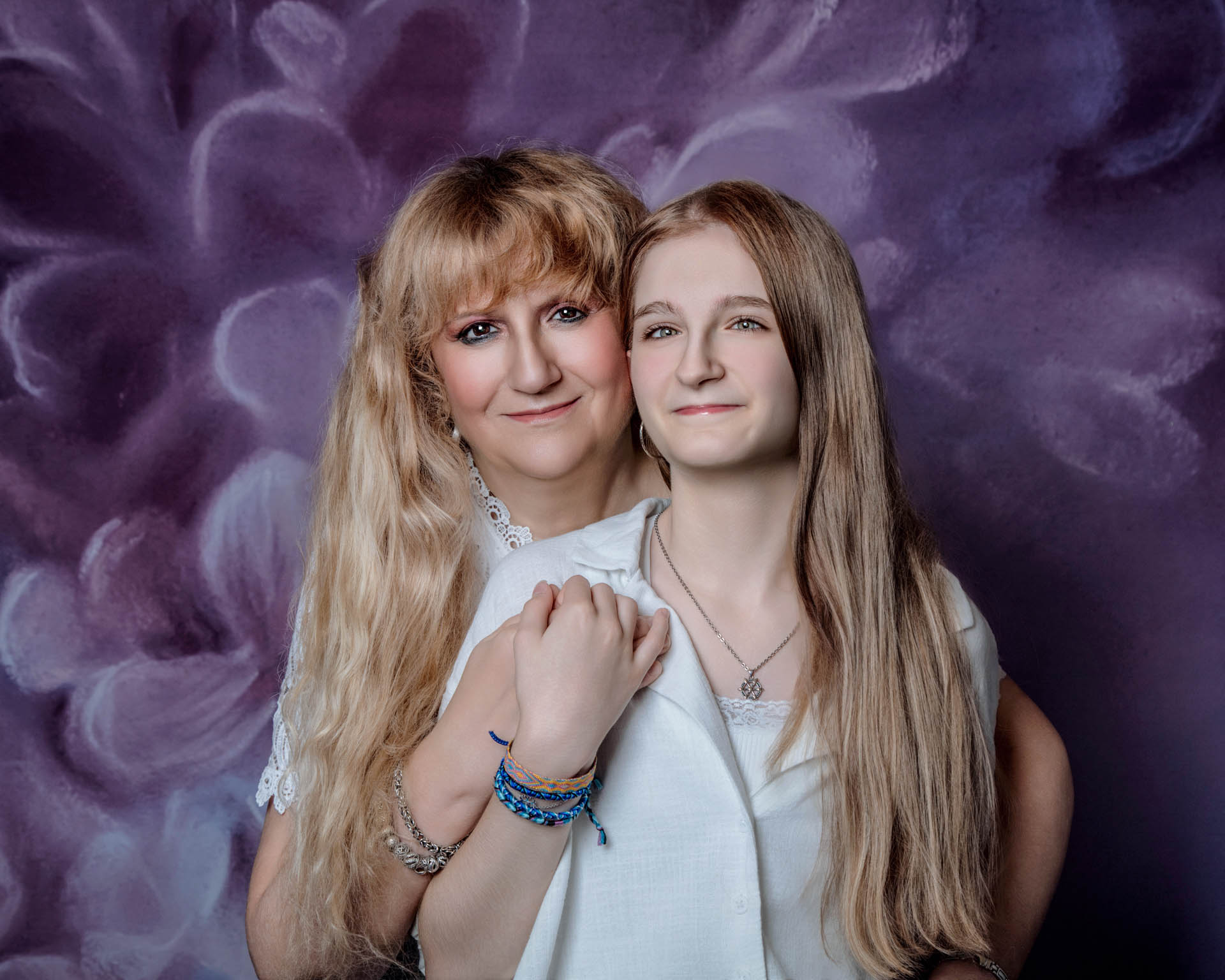 Une mamie et sa petite fille.