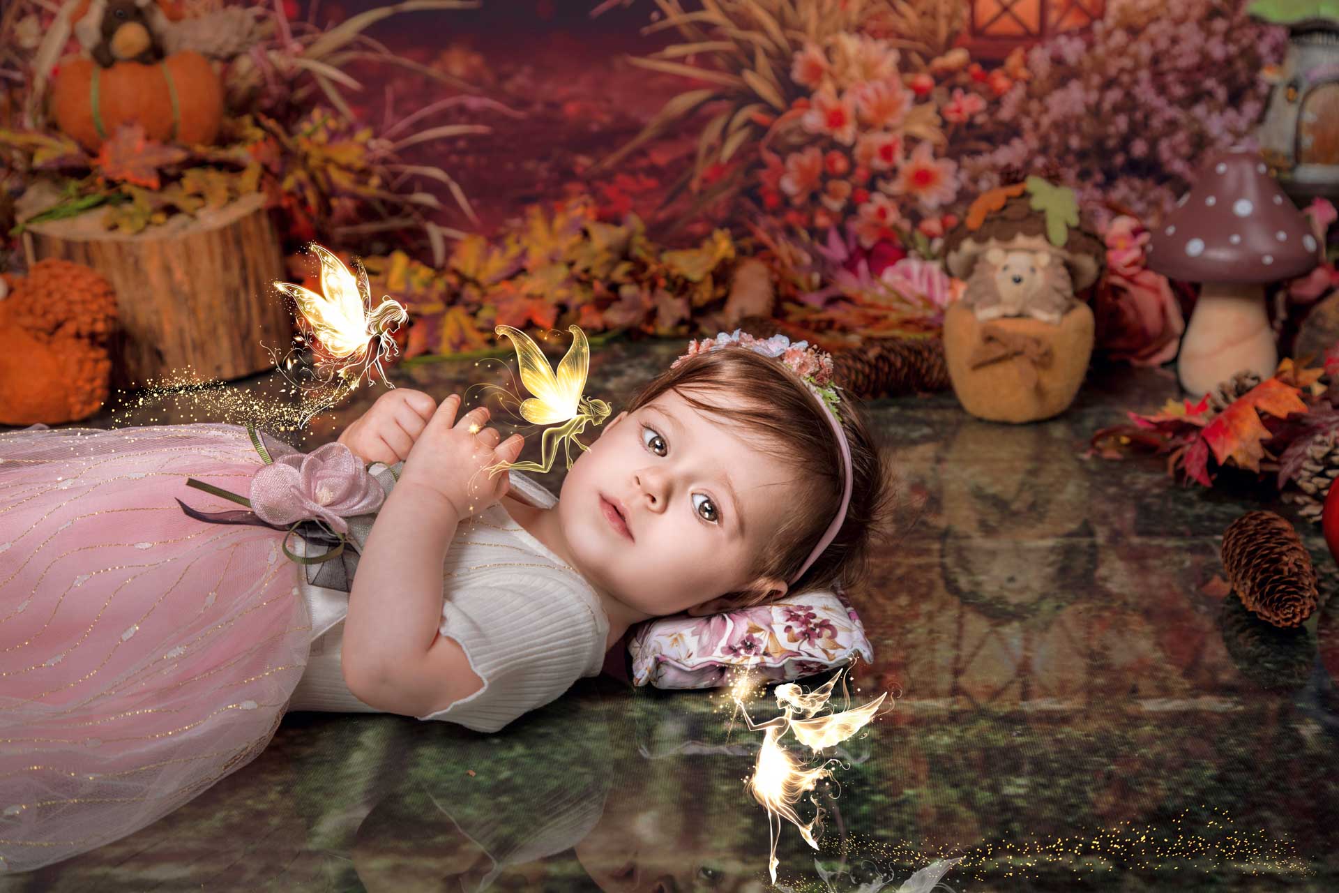 Une petite fille avec des fées dans un univers féérique.