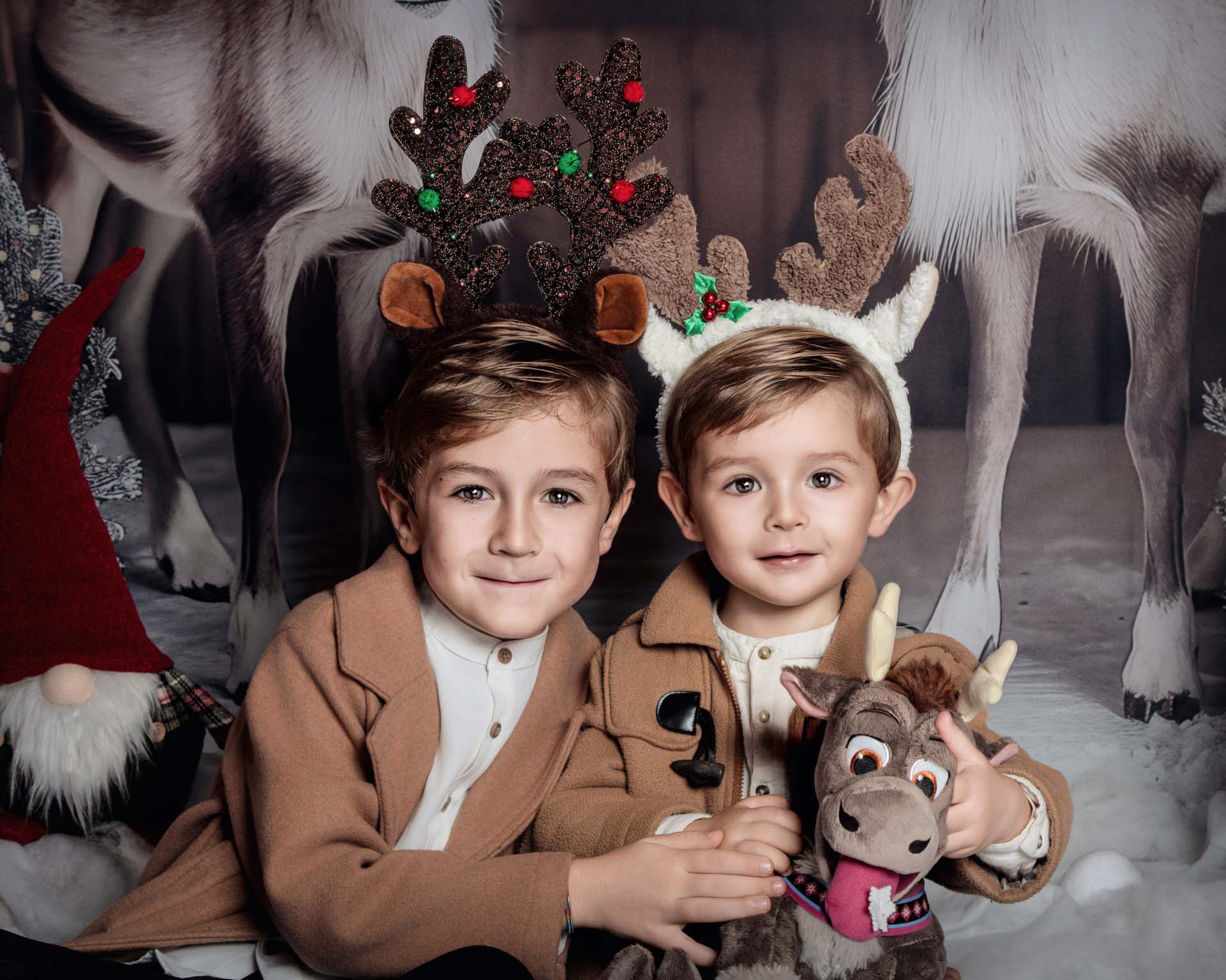 Les frères sur un décor de Noël.
