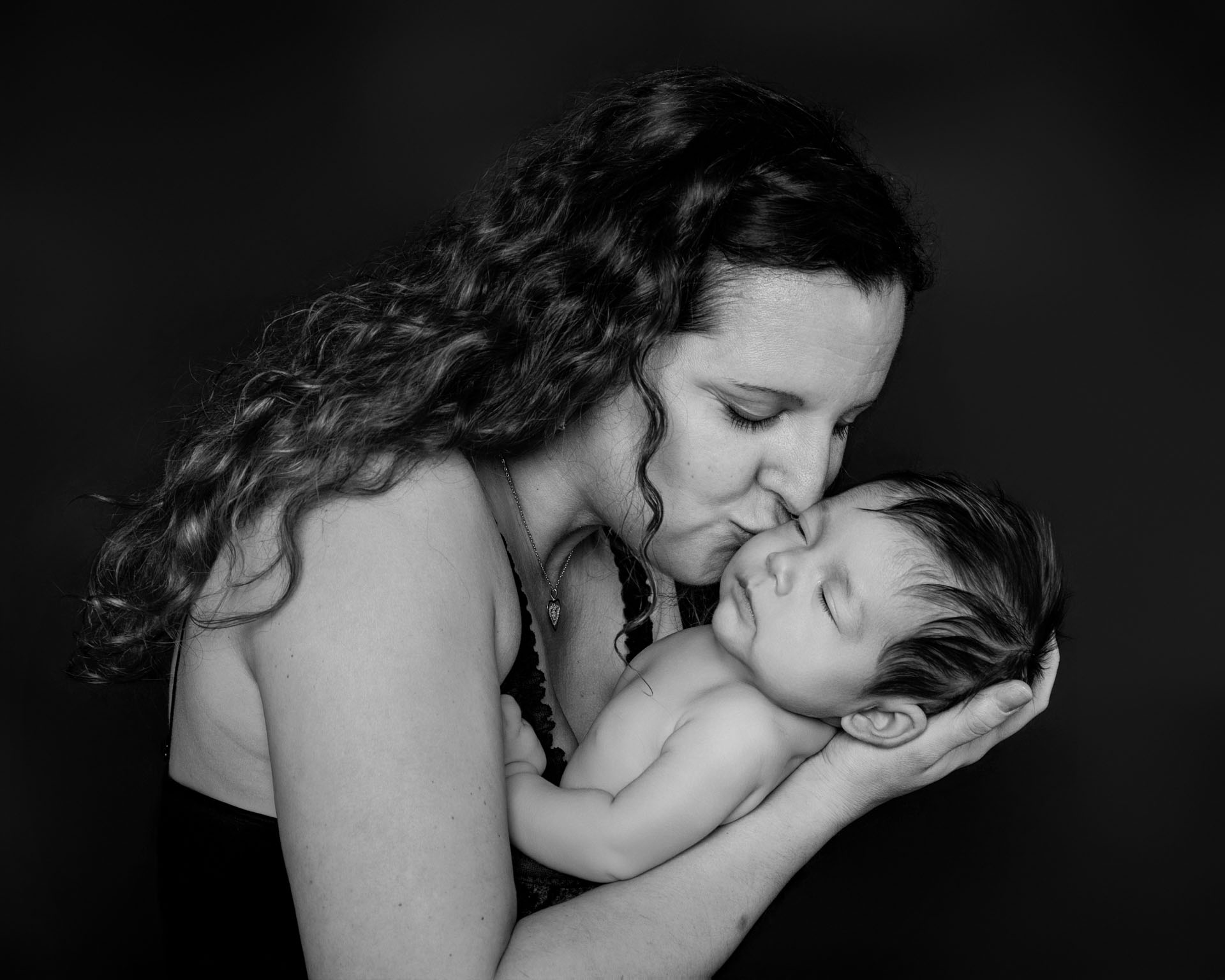 Une maman radieuse et son tout petit.